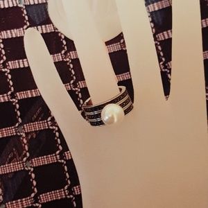 Shell pearl gray austrian crystal ring.